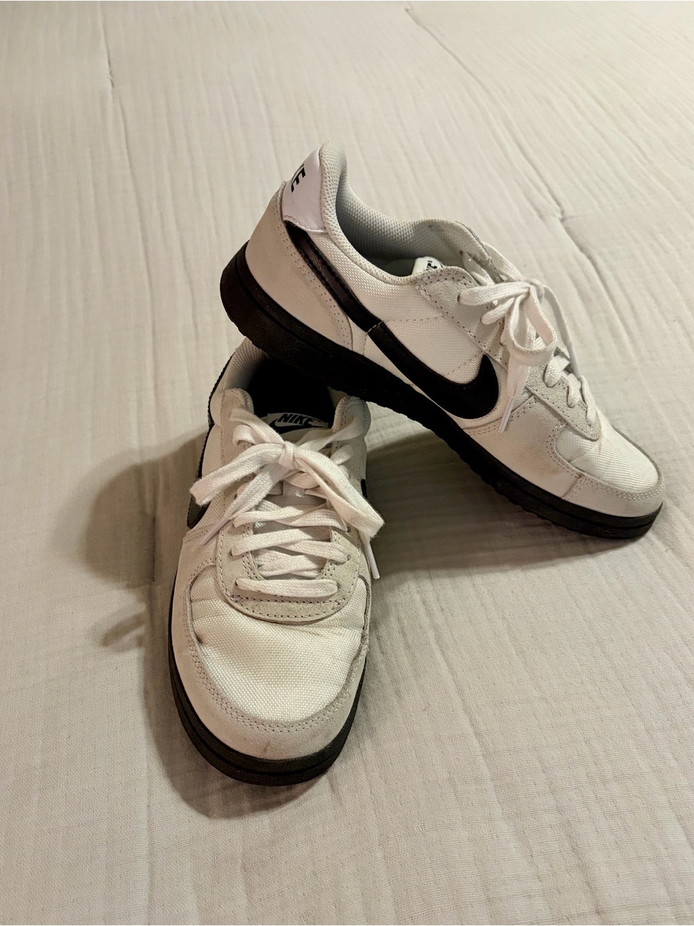 Nike Youth White and Black Low-Top Sneakers with Black Swoosh Sz 7